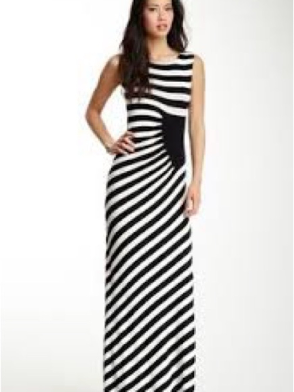 🌸eci short-sleeve maxi dress features a bold, diagonal black and white striped S